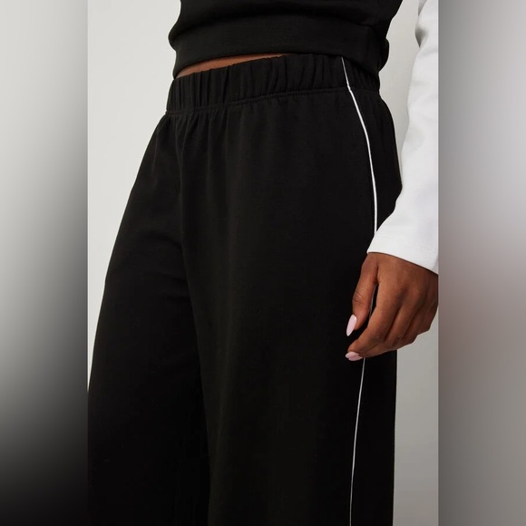 Abercrombie & Fitch Pants - Abercrombie & Fitch Black Pants with White Trim – Size M (New Without Tags)